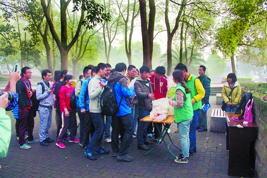 學(xué)霸們快起床讀書啦 免費早餐成為早起晨讀的動力