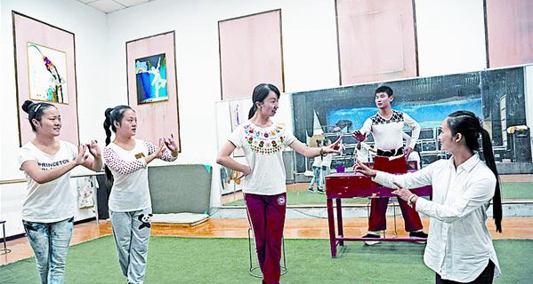 駐馬店市演藝中心練內功為送戲下鄉做準備