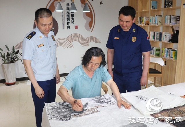 駐馬店市城鄉一體化示范區消防救援大隊開展書畫家進紅門活動