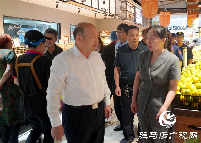 泌陽縣委副書記、縣長朱東升中秋節(jié)前督導(dǎo)檢查安全生產(chǎn)和節(jié)日商品保供等工作