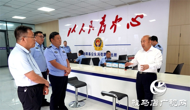 泌陽縣委副書記、縣長朱東升中秋節(jié)前督導(dǎo)檢查安全生產(chǎn)和節(jié)日商品保供等工作