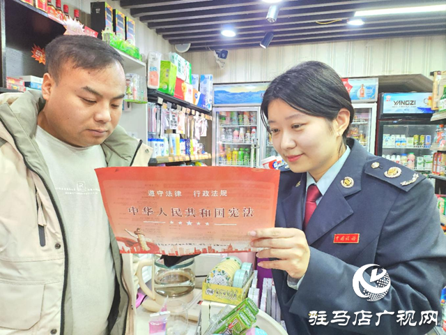 駐馬店市城鄉(xiāng)一體化示范區(qū)稅務(wù)局:憲法宣傳進(jìn)商鋪 稅費(fèi)服務(wù)暖人心