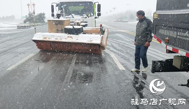 駐馬店市城鄉一體化示范區城管局全力以赴除冰雪保通行