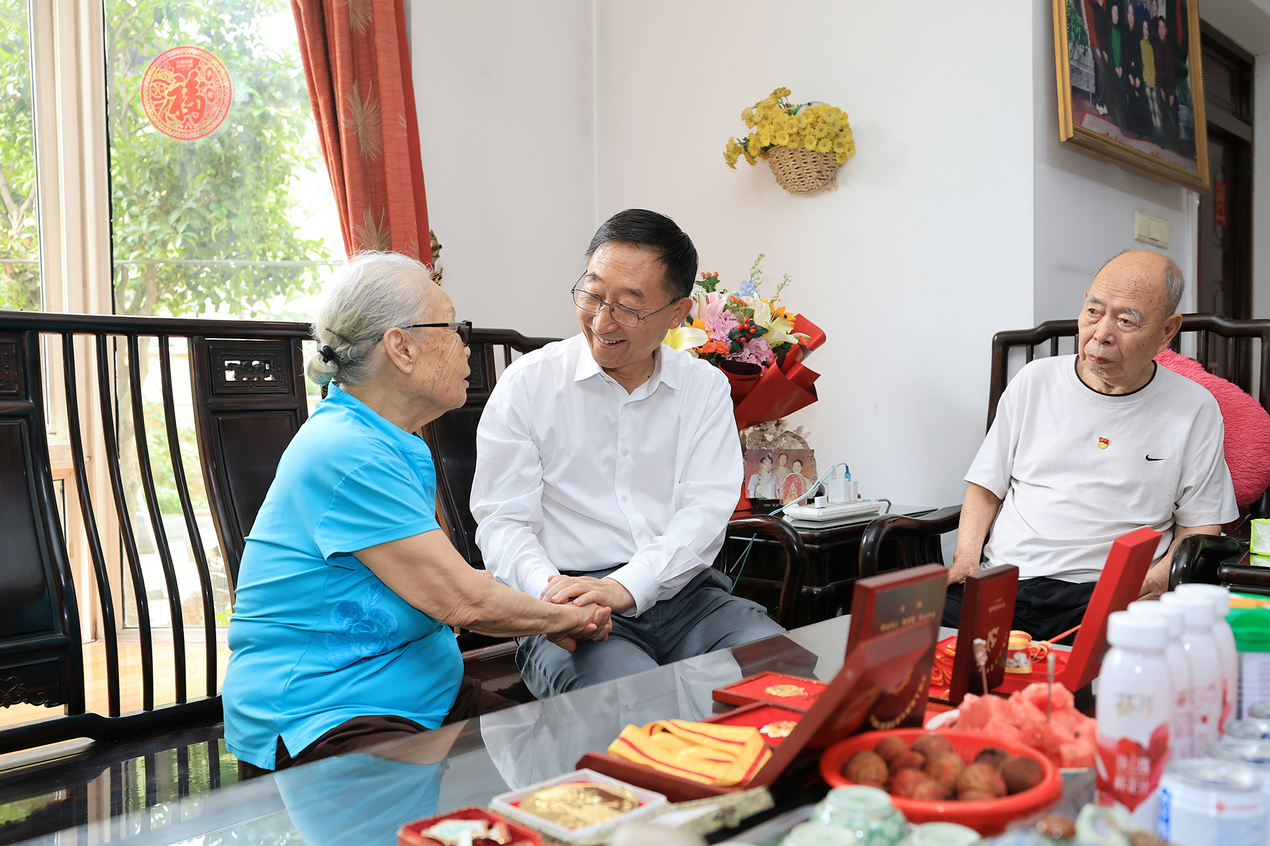 劉寧“七一”前夕走訪慰問老黨員老戰士