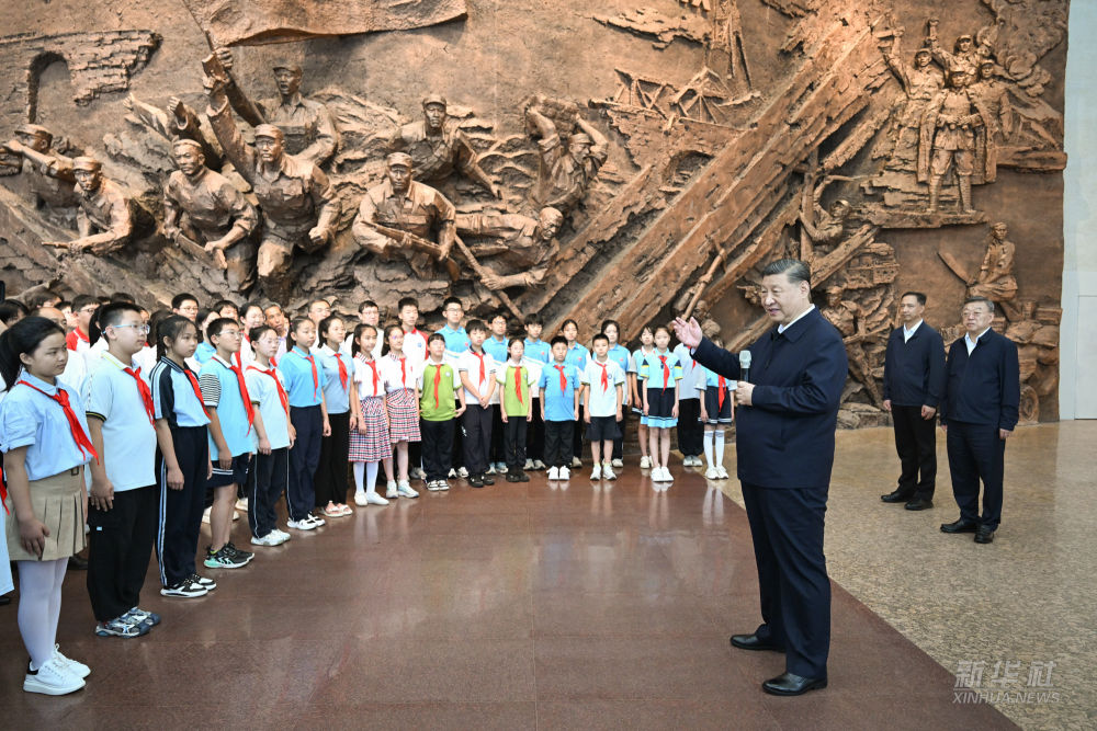 習近平在山西陽泉市向抗戰烈士敬獻花籃并參觀百團大戰紀念館