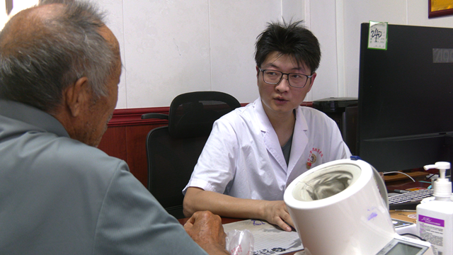 銀針載仁心，堅守暖鄉鄰——翁昆鵬的基層中醫大愛之路