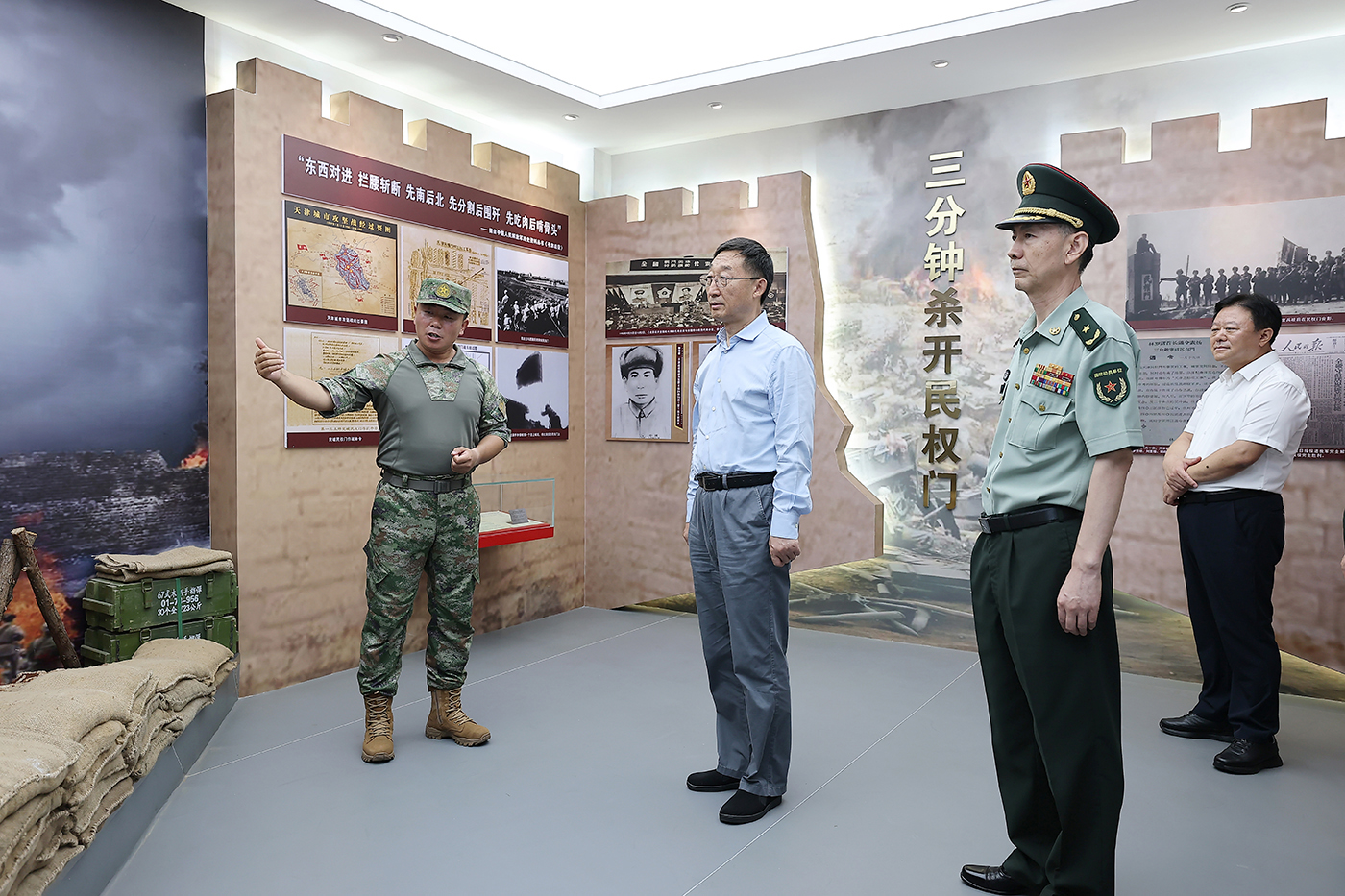 劉寧“八一”前夕走訪慰問駐豫部隊