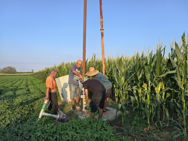 與時間賽跑！大余莊社區爭分奪秒修井保玉米灌溉