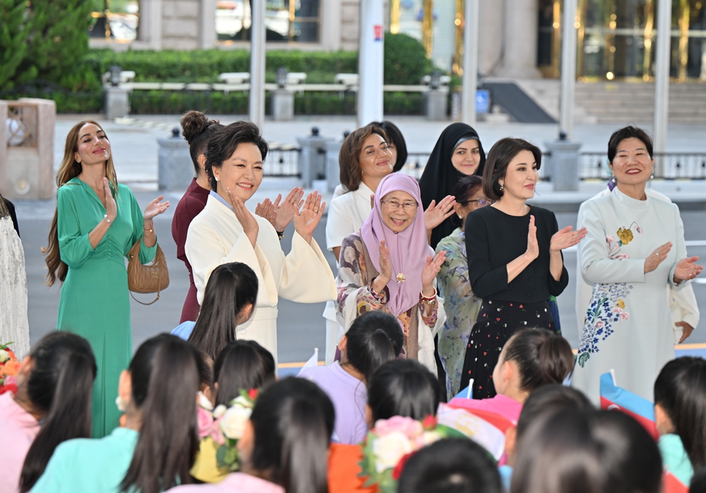 上合組織天津峰會丨彭麗媛同出席2025年上海合作組織峰會外方領導人夫人游覽天津海河