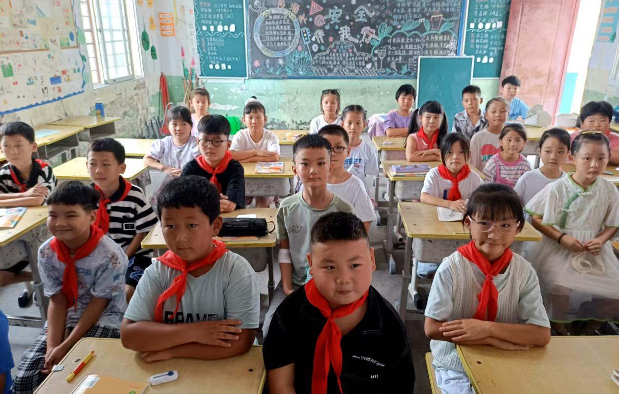 汝南縣古塔付樓小學(xué)少先隊(duì)員觀看抗戰(zhàn)勝利80周年紀(jì)念大會(huì)