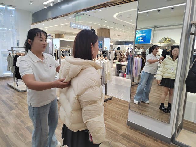 秋意漸濃“暖”先行 反季羽絨服銷售旺