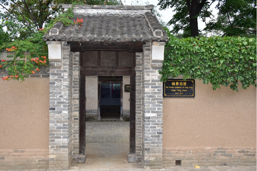 “老弟，這雙棉鞋給你穿”