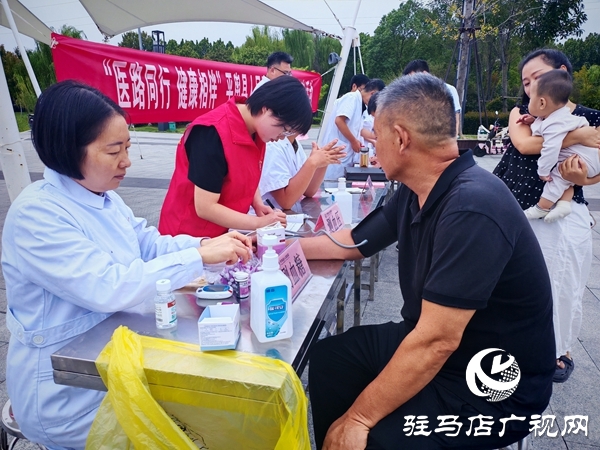 “醫(yī)路同行 健康相伴”——平輿縣人民醫(yī)院專(zhuān)家團(tuán)義診活動(dòng)走進(jìn)輿西湖公園