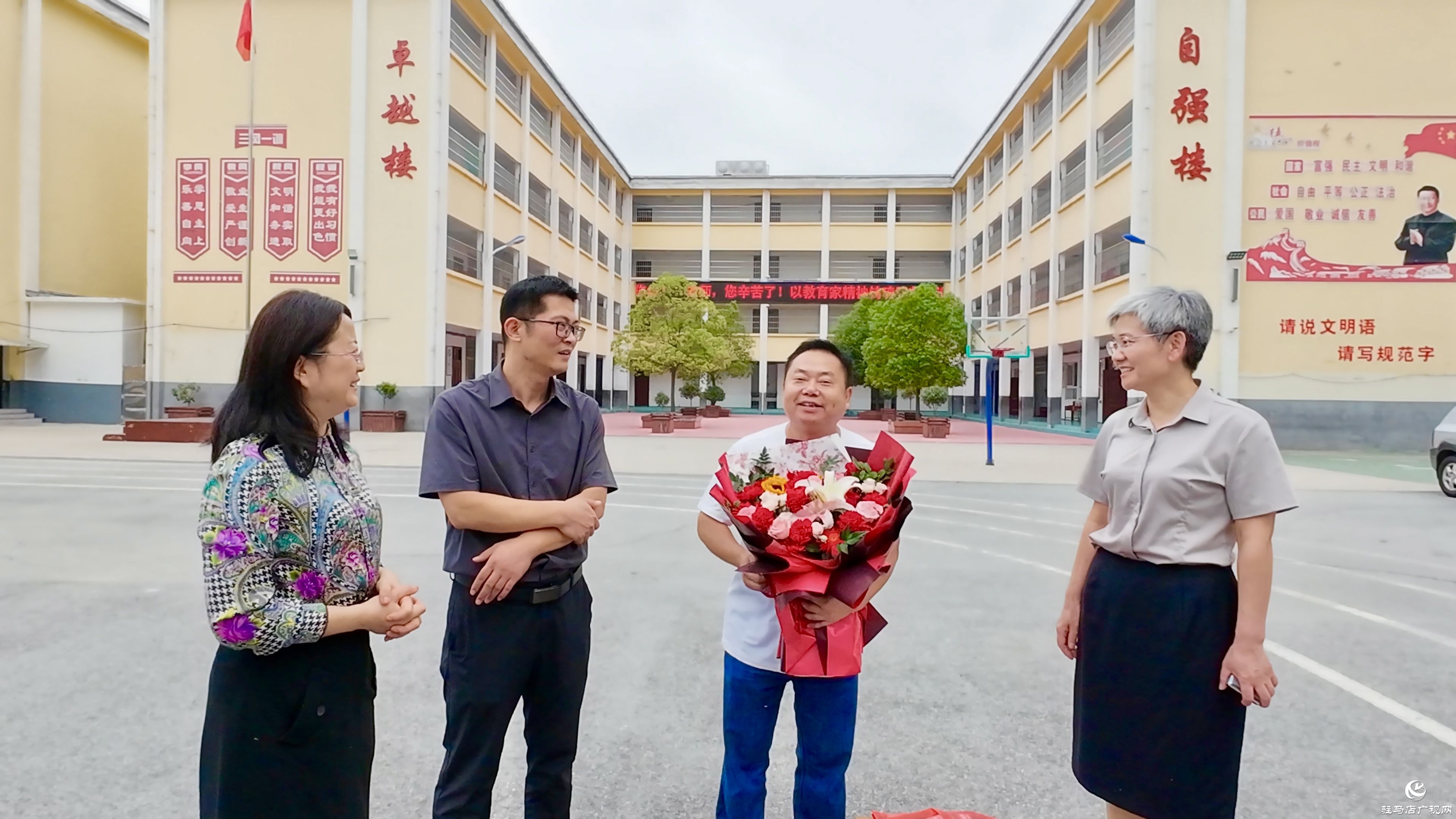 致敬“熱血園丁”!正陽縣教師節慰問無償獻血教育工作者