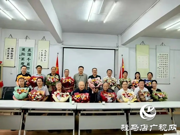 黃淮學院:校友鮮花贈恩師 金秋情暖教師節