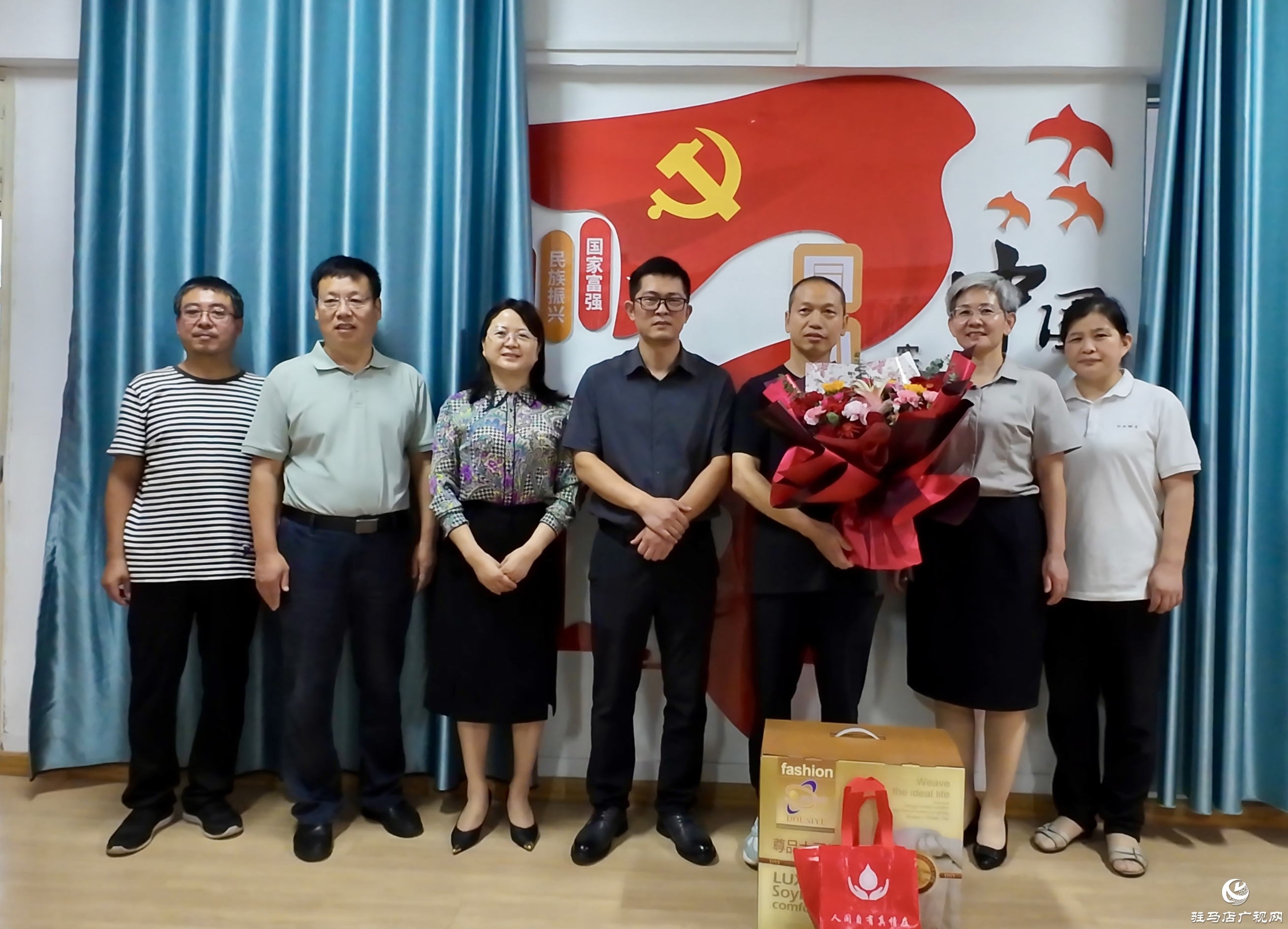 致敬“熱血園丁”!正陽縣教師節慰問無償獻血教育工作者