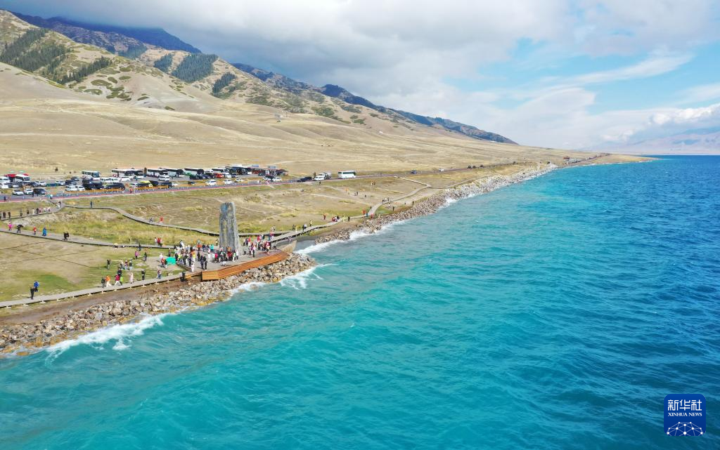 碧波萬頃 賽里木湖秋景美