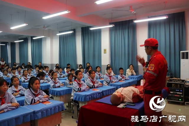 驛城區(qū)紅十字會攜手駿馳救援隊走進駐馬店市第九小學 開展“世界急救日”主題教育活動