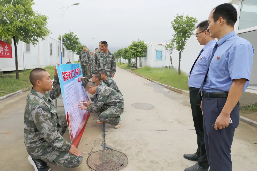 ?駐馬店市檢察院+驛城區(qū)檢察院:赴軍營開展新兵法治宣講