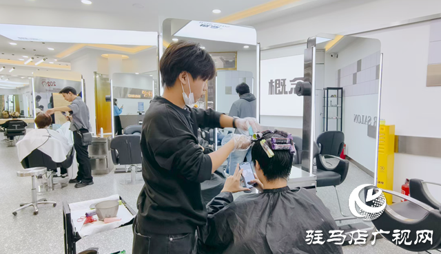 秋冬發型煥新熱潮:簡約質感與溫暖色系成主流風尚