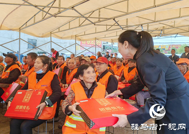 正陽縣多部門聯(lián)合慰問環(huán)衛(wèi)工共慶中秋?