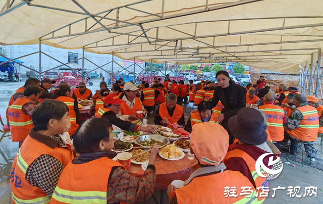 正陽縣多部門聯(lián)合慰問環(huán)衛(wèi)工共慶中秋?