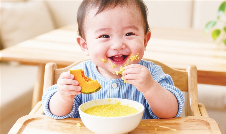 添加輔食 應(yīng)從少到多、從稀到稠