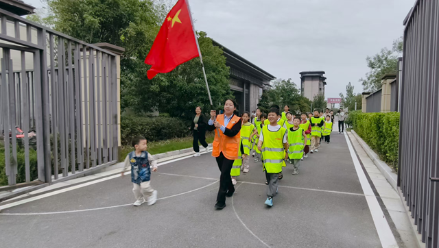 驛城區“青春躍動”夜跑團：夜色中的風景線 點亮活力健康生活