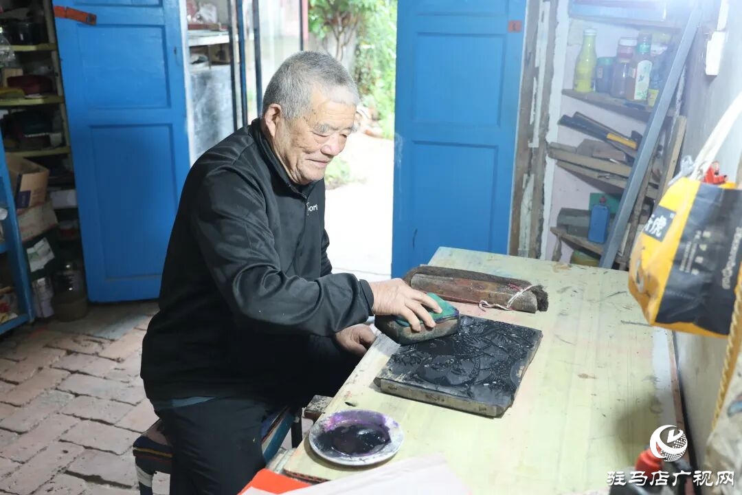 正陽縣92歲省級非遺傳承人李傳清 以刀為筆刻繪“德勝祥”年畫新韻