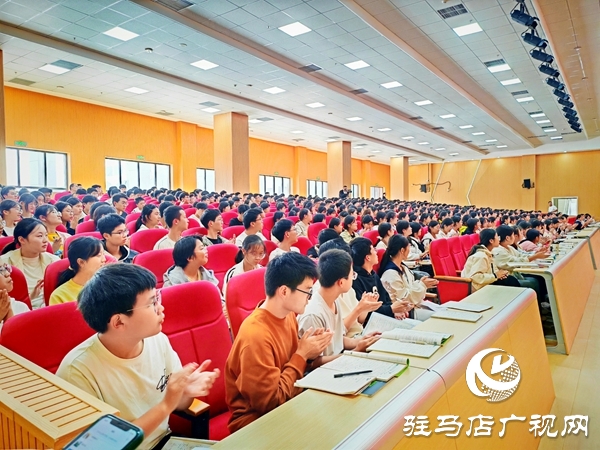 平輿縣人民法院送法進校園 為平輿一高學子送上“成長防護指南”