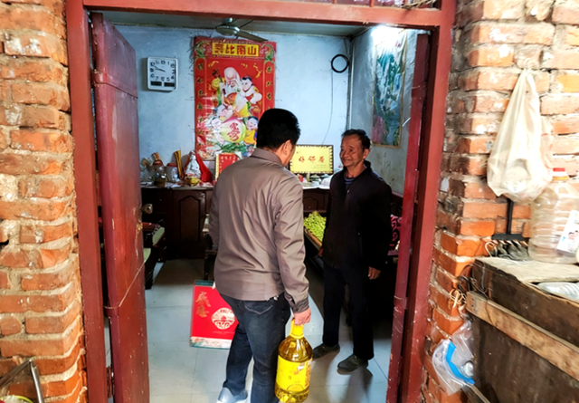 愛心人士慷慨解囊 社區中秋慰問筑起“溫暖防線”?