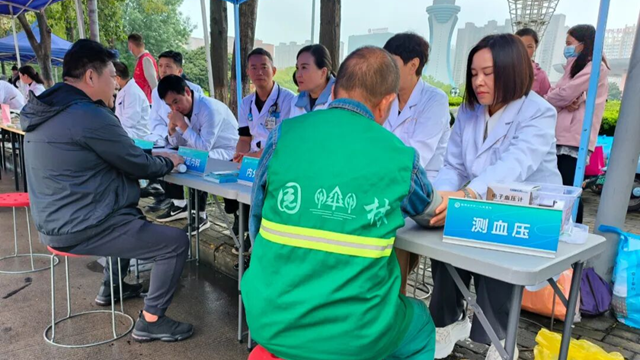 健康送身邊,義診暖人心——駐馬店市第一人民醫院開展“服務百姓健康行動”義診活動