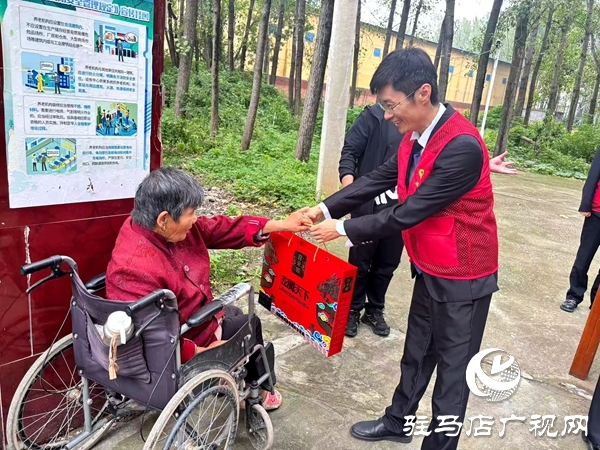 雙節(jié)暖人心!平輿公交志愿服務(wù)大隊(duì)走進(jìn)敬 老院送月餅話家常