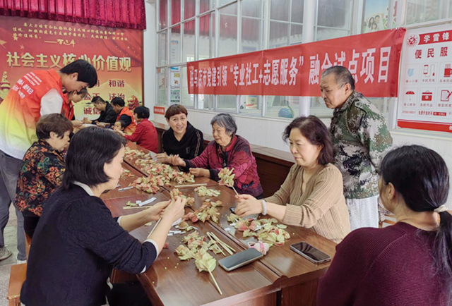 驛城區老街街道開展老年人手工活動 ?