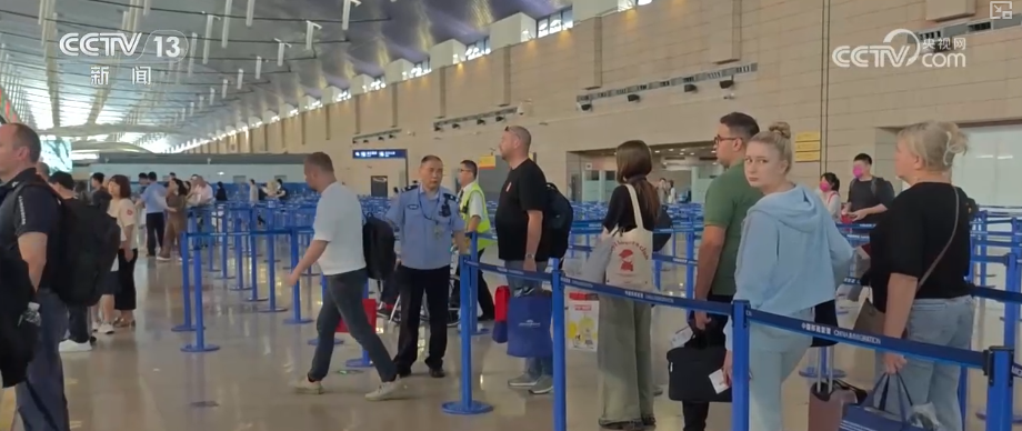 雙節同慶！中外旅客跨境游走旺 全國口岸迎出入境高峰