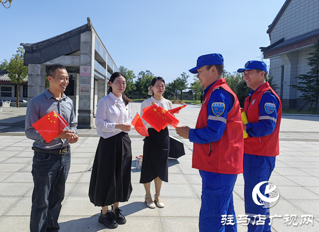 駐馬店市蛟龍水上義務搜救隊國慶前夕向市民贈送萬面國旗 