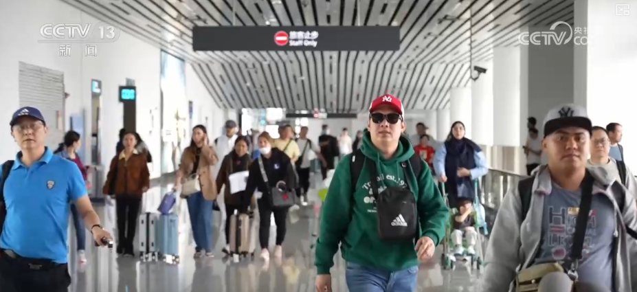 雙節同慶！中外旅客跨境游走旺 全國口岸迎出入境高峰