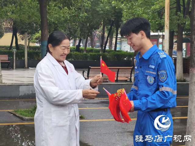 天中救援隊40余名隊員及志愿者化身“紅色使者”傳遞愛國情懷