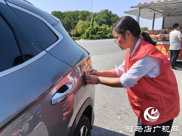 駐馬店經濟開發區開展“一貼一簽”迎國慶 共筑文明出行路活動