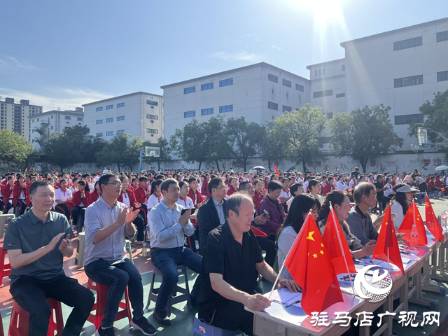 紅歌嘹亮迎國慶 十中學(xué)子唱響愛國情