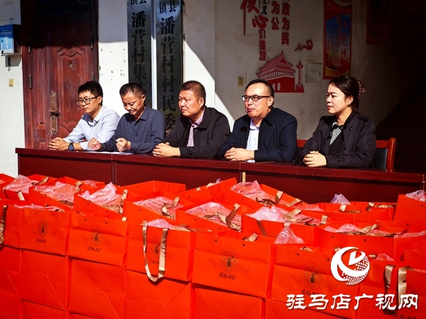 平輿縣潘營(yíng)村為153名80歲老人送月餅:文明實(shí)踐慶雙節(jié) 情暖民心送祝福