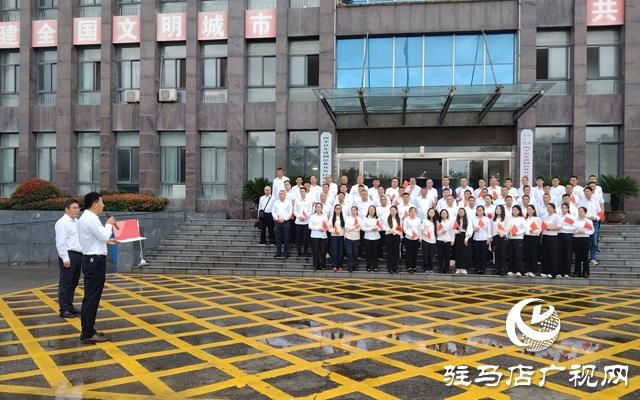 西平縣柏城街道:雨中升旗迎國(guó)慶 赤心向黨踐擔(dān)當(dāng)