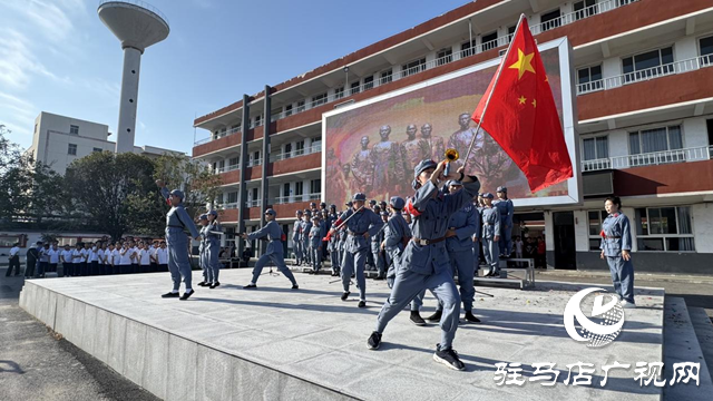 紅歌嘹亮迎國慶 十中學(xué)子唱響愛國情