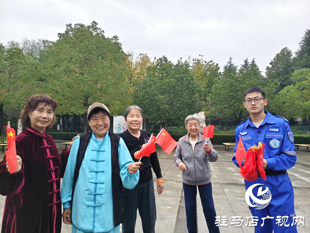 天中救援隊40余名隊員及志愿者化身“紅色使者”傳遞愛國情懷