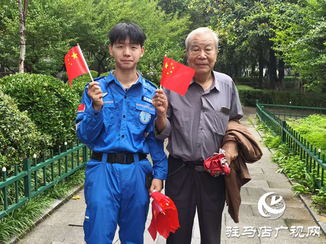 天中救援隊40余名隊員及志愿者化身“紅色使者”傳遞愛國情懷