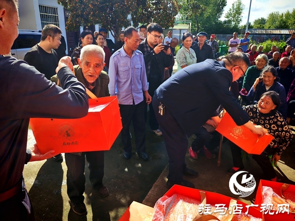 平輿縣潘營(yíng)村為153名80歲老人送月餅:文明實(shí)踐慶雙節(jié) 情暖民心送祝福