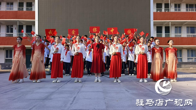 駐馬店十中學子真摯寄語告白偉大祖國