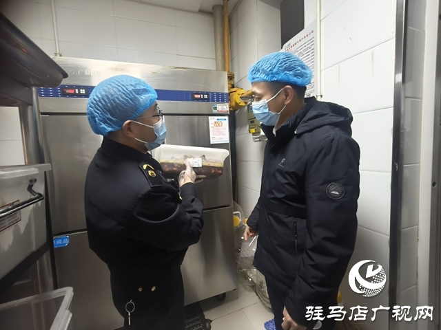 守護(hù)師生“舌尖安全”:駐馬店市市場(chǎng)監(jiān)管局開發(fā)區(qū)分局突擊“回頭看”校園食堂