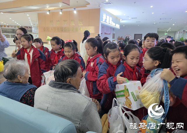 駐馬店實驗小學：重陽節走進養老院 溫情陪伴傳敬老美德??