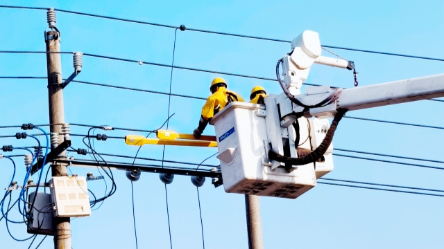 國網(wǎng)平輿縣供電公司:帶電作業(yè)除隱患,護(hù)航企業(yè)穩(wěn)生產(chǎn)